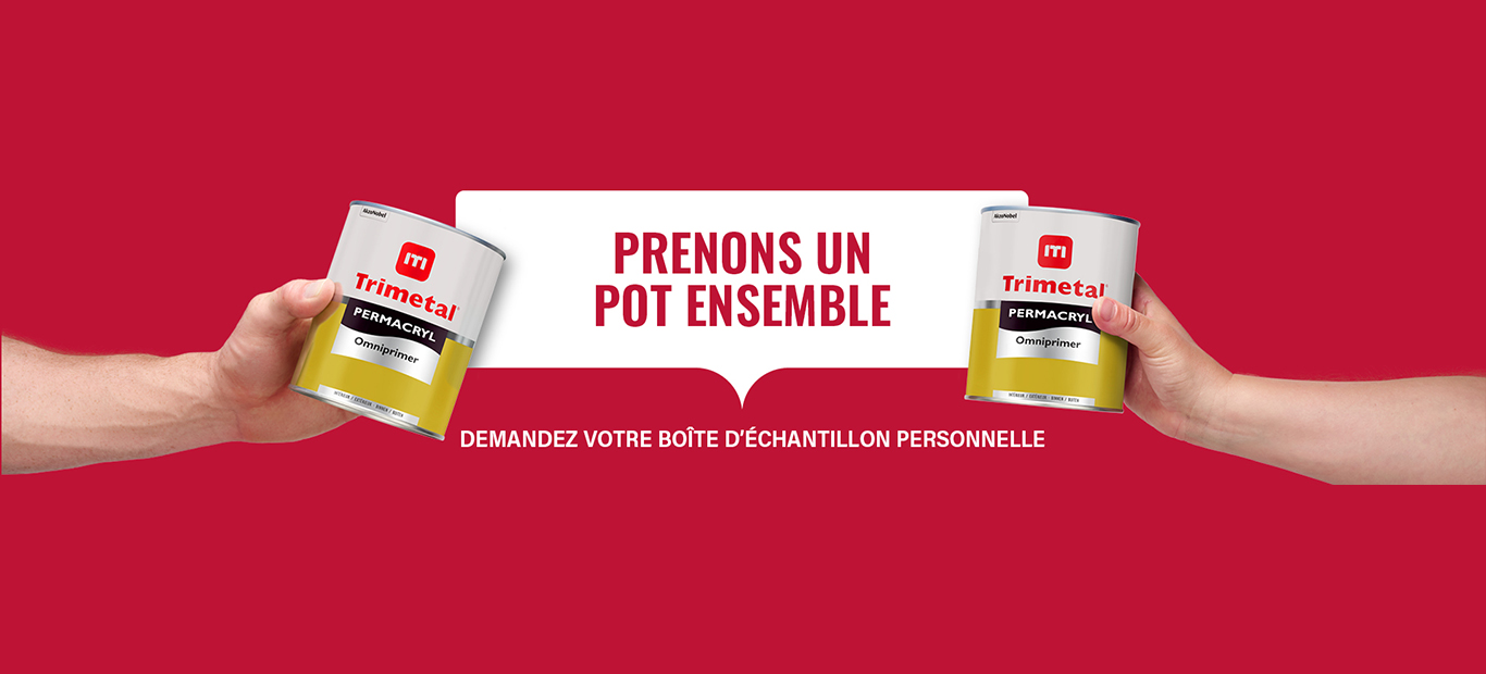2 mains qui trinquent ensemble avec une boîte de permacryl omniprimer