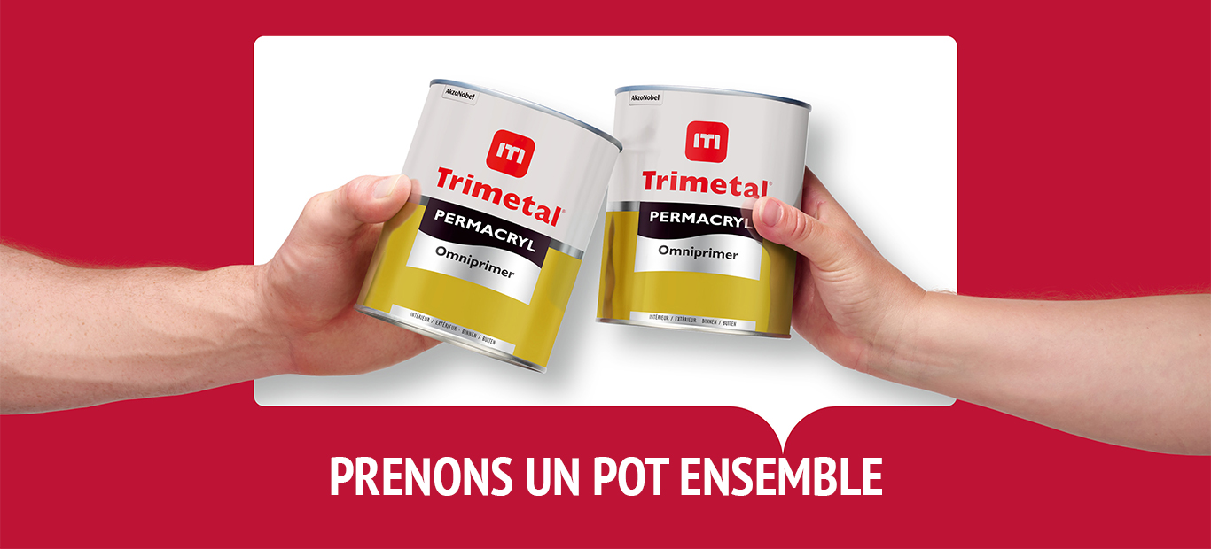 3 peintres bois une canette de rafraichement autour d'un grand pot Permacryl