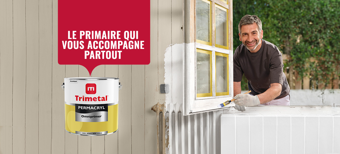 peintre qui peint des chassis en bois, des faiences et un radiateur tous avec 1 seule primaire