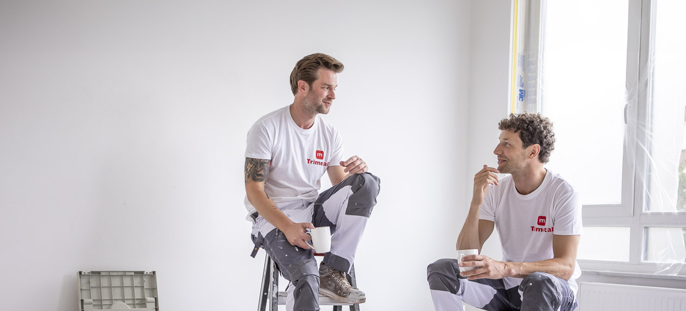 2 trimetal schilders die een pauze nemen en praatje maken