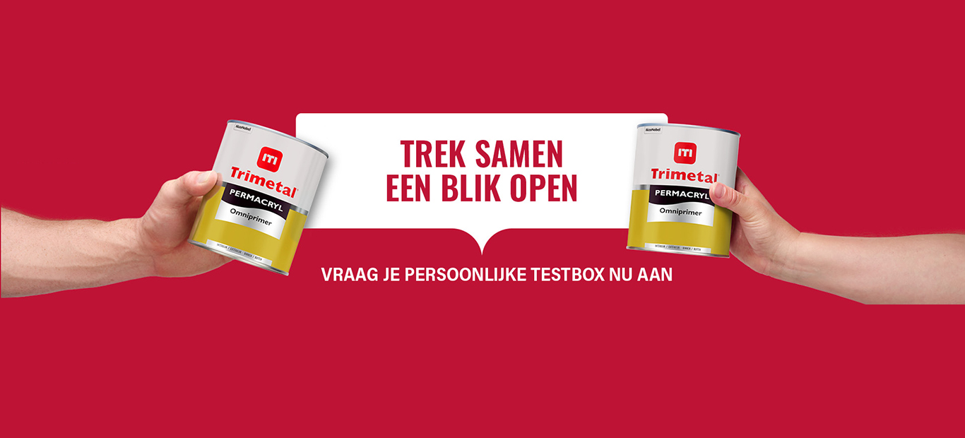 2 handen die samen toasten met een blik permacryl omniprimer