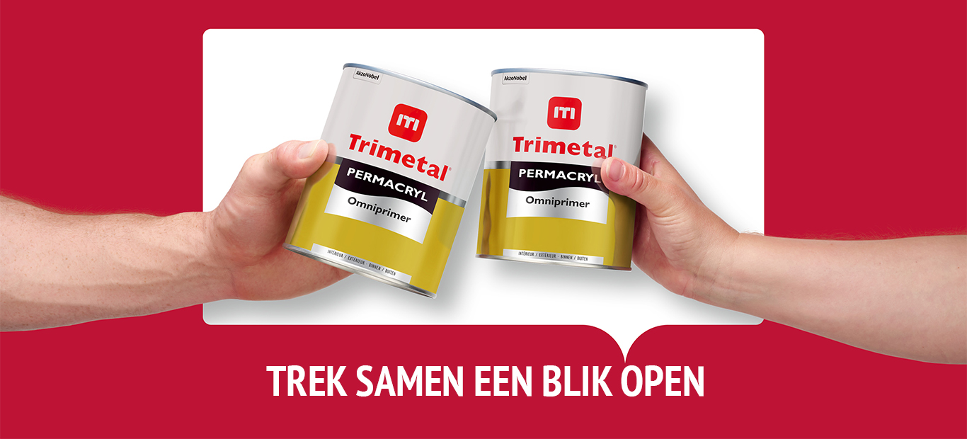 3 schilders drinken samen een blikje aan een groot blik blik Permacryl