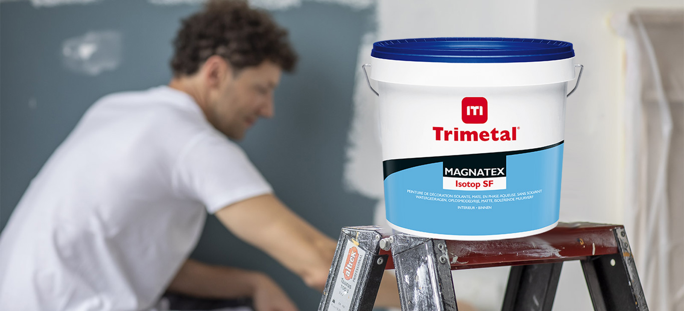 pot magnatex Isotop SF op trapladder met schilder op de achtergrond