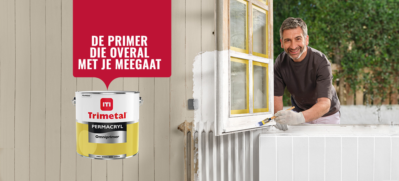 Schilder die zowel houten ramen, tegels als radiotor schilderd met 1 primer