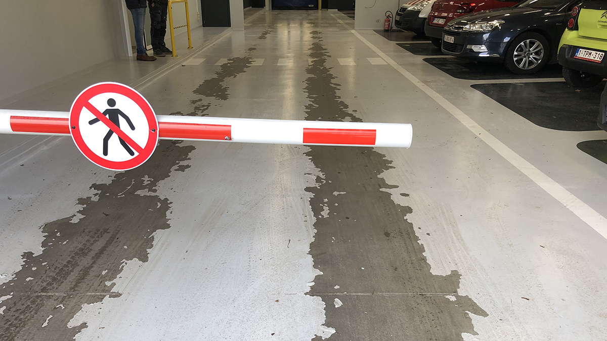 beschadigde geschilderde garagevloer