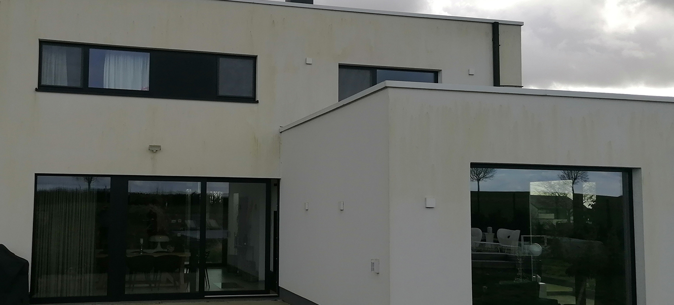 buitengevel met vervuilde crepi