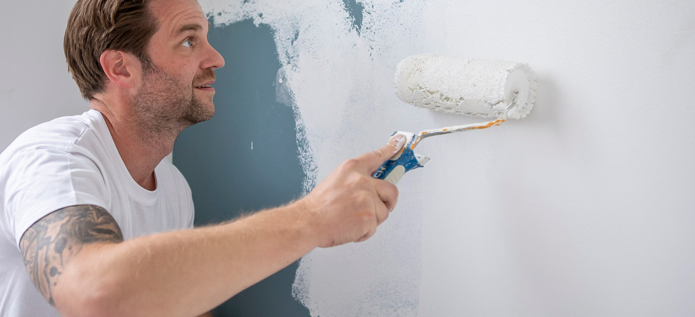 schilder met binnenmuurverfrol